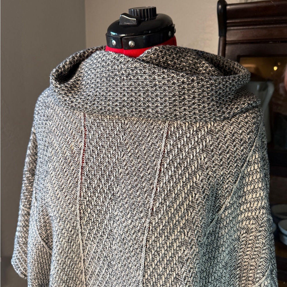 Eight Eight Eight Gray Marled Open Front Knit Poncho Sweater Plus Size 1X - Picture 2 of 7